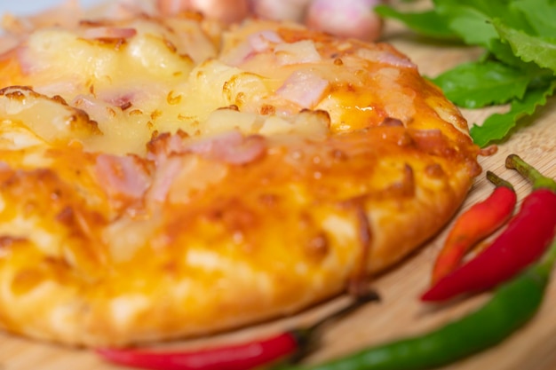 Photo pizza background in fast food close up with fresh paprika garlic shallots