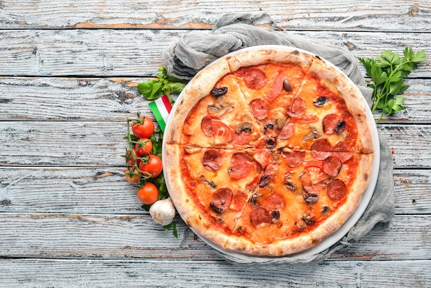 Pizza Bavaria Worsten champignons tomatenpuree Italiaans traditioneel gerecht Op de oude achtergrond Bovenaanzicht Vrije ruimte voor uw tekst