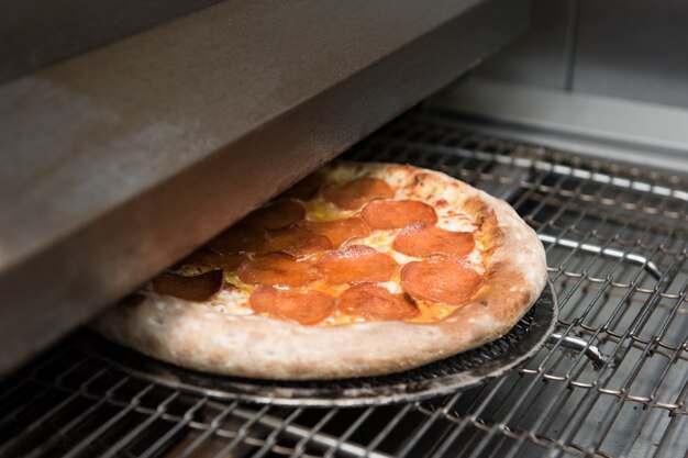 Pizza bereiden in de oven