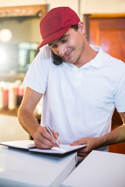 Pizza bezorger nemen van een bestelling via de telefoon