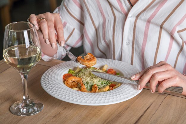 Pizza bismarck en wijn beker op een houten tafel Traditionele ham en brie kaas pizza