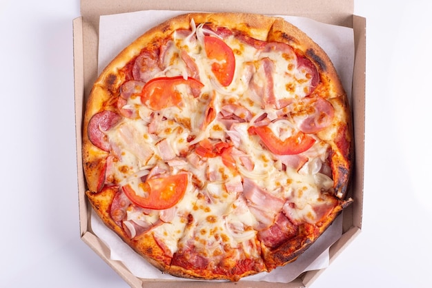 Пицца в коробке на белом фоне вид сверху