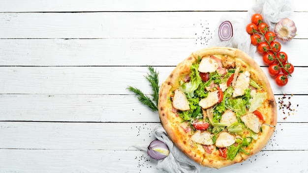 Pizza Caesar Pizza met kip, kaas en sla Bovenaanzicht Vrije ruimte voor uw tekst