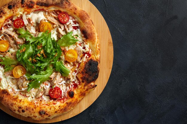 Пицца Цезарь Пицца с куриным томатным сыром и салатом на каменном фоне Вид сверху Свободное место для вашего текста Доставка еды