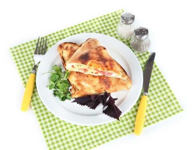 Pizza calzone op tafel op servet geïsoleerd op wit