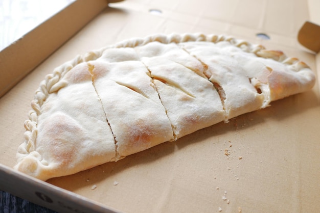 Foto calzone della pizza su un tavolo