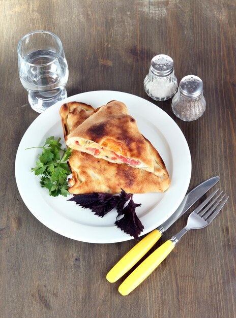나무 테이블에 피자 calzone