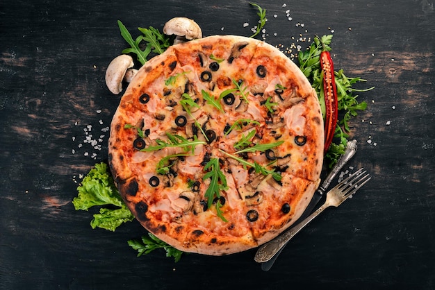 Pizza capricciosa mozzarella ham champignons olijven bovenaanzicht op een houten ondergrond copy space