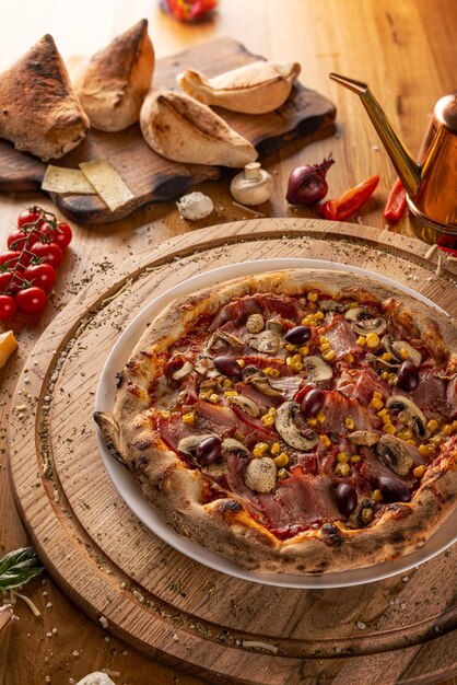 Foto pizza capriciosa su un piatto