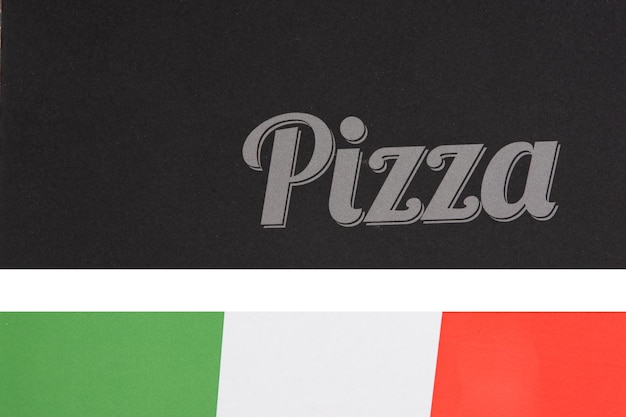 Фото Текст на картонной коробке для пиццы на вынос с итальянским цветным флагом на крышке доставка из черного картона