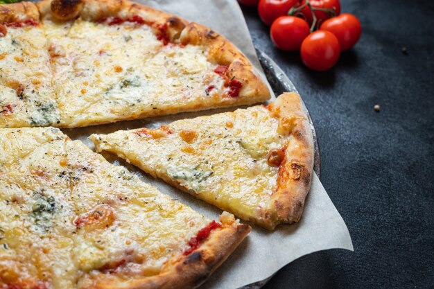 Pizza cheesy 4 verschillende soorten kaas fastfood ingrediënt