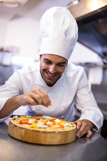 Pizza chef-kok pizza maken