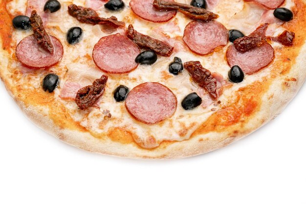 Pizza Close Up met salami olijven Zongedroogde tomaten en kaas geïsoleerd op een witte achtergrond Copyspace Top view