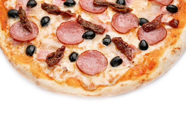 Foto pizza close up met salami olijven zongedroogde tomaten en kaas geïsoleerd op een witte achtergrond copyspace top view