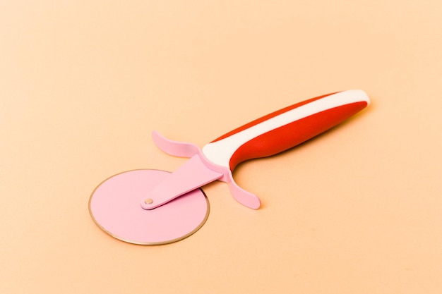 Photo pizza cutter isolated on beige background