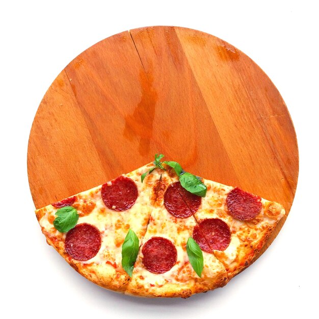 Photo pizza on cutting board against white background