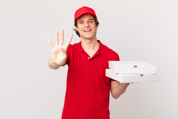 Доставщик пиццы улыбается и выглядит дружелюбно, показывая номер четыре