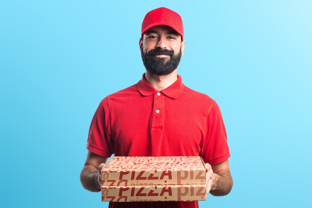 Человек доставки пиццы на цветном фоне