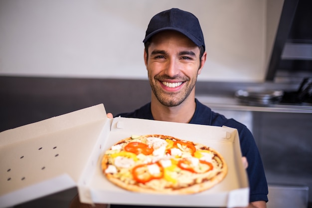 Foto scatola di rappresentazione del fattorino della pizza