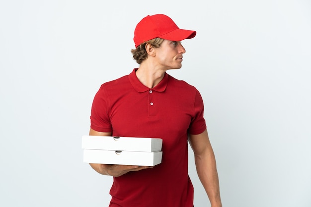 Uomo di consegna pizza over white guardando al lato