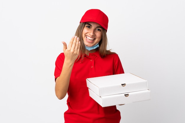 Donna di consegna della pizza che tiene una pizza