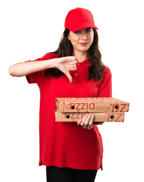Женщина доставки пиццы делает плохой сигнал