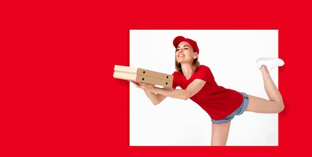 Доставщица пиццы в униформе держит коробки для пиццы