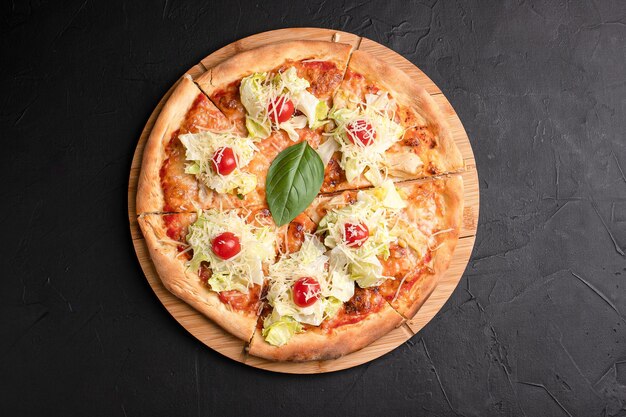 Foto pizza diverse pizze con diversi ripieni su sfondo nero