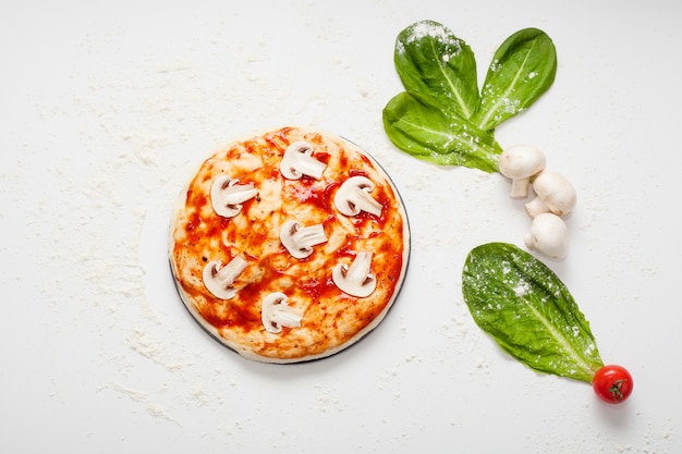 Foto pasta per pizza con ketchup e funghi
