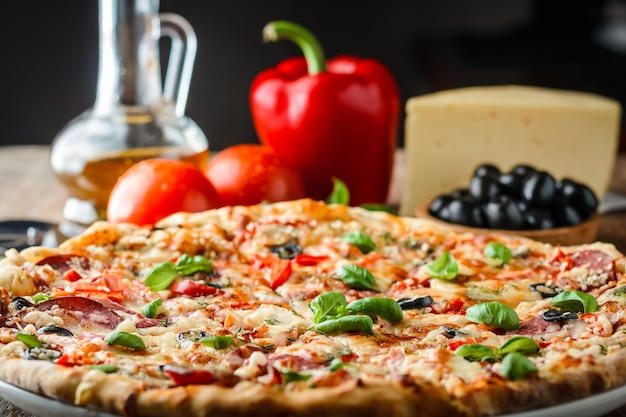 Pizza en ingrediënten op tafel