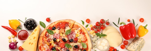 Foto pizza en ingrediëntengroenten, kaas op witte achtergrond