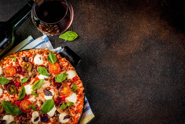 Pizza en rode wijn op donkere achtergrond