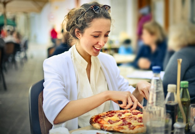 Pizza eten in de zomer