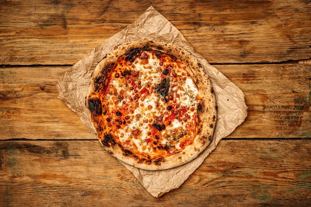 ピザ料理の背景自家製ナポリピッツァマルゲリータとモッツァレラチーズとトマトソース