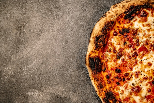 Pizza food background pizza napoletana fatta in casa margherita con mozzarella e salsa di pomodoro