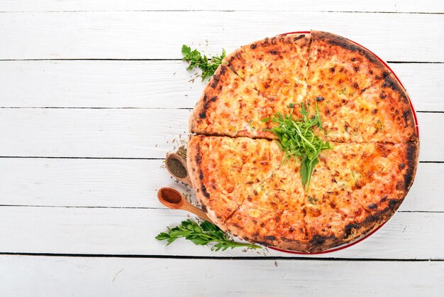 Pizza formaggi mozzarella parmigiano vista dall'alto su sfondo di legno spazio di copia