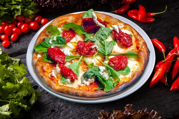 Pizza gedroogde tomaten rucola