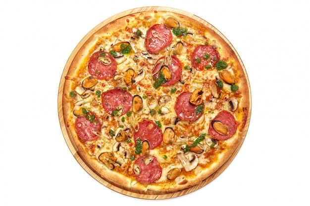 Pizza geïsoleerd op een witte achtergrond
