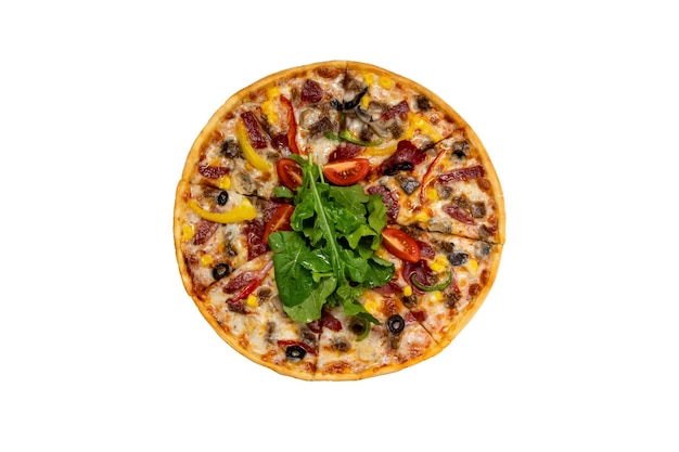 Pizza geserveerd op houten bord