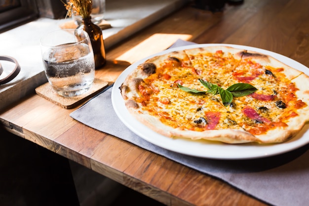 Foto pancetta al prosciutto della pizza sul tavolo