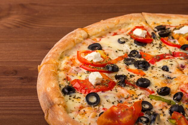 Ветчина пицца с сыром, помидорами и перцем.