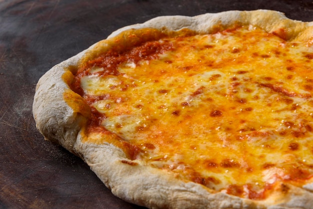 Pizza Huisgemaakte kaaspizza op hout