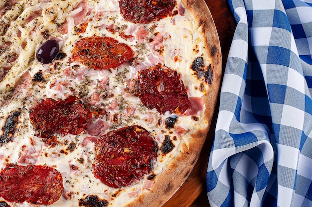 Foto pizza in braziliaanse stijl met mozzarella, roomkaas en zongedroogde tomaten