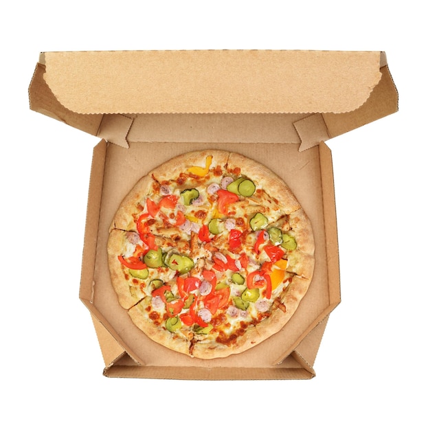 Pizza in een doos met worst, vlees, groenten en kaas geïsoleerd op een witte achtergrond
