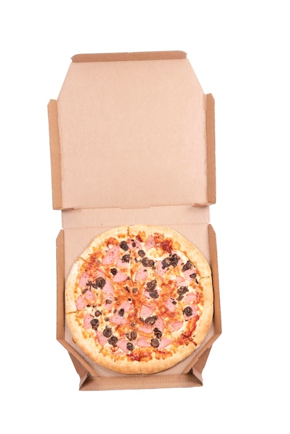 Pizza in een doos op een witte achtergrond