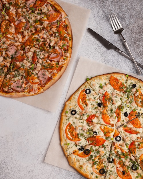 Foto pizza in het assortiment. pizzaplakken met vlees, champignons, tomaten en andere groenten. italiaanse pizza