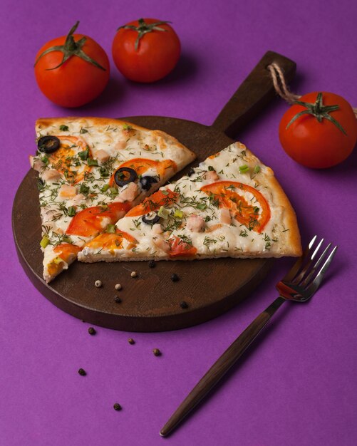 Foto pizza in het assortiment. pizzaplakken met vlees, champignons, tomaten en andere groenten. italiaanse pizza