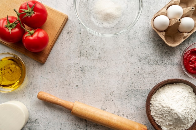 Foto disposizione degli ingredienti della pizza con lo spazio della copia