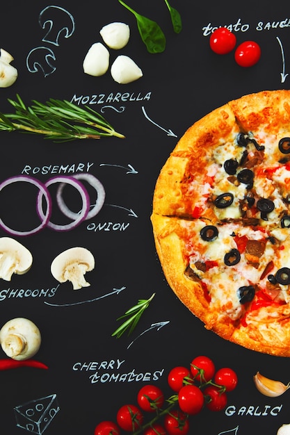 Foto ingredienti della pizza e nomi dei prodotti scritti in gesso su sfondo nero ricetta del menu banner