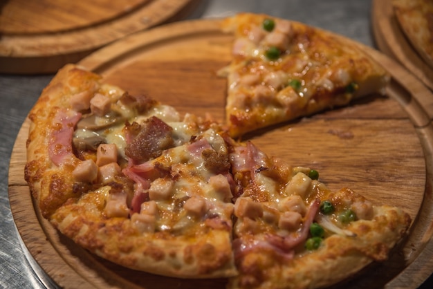 피자는 나무 원형 보드에 제공되는 이탈리아 음식입니다